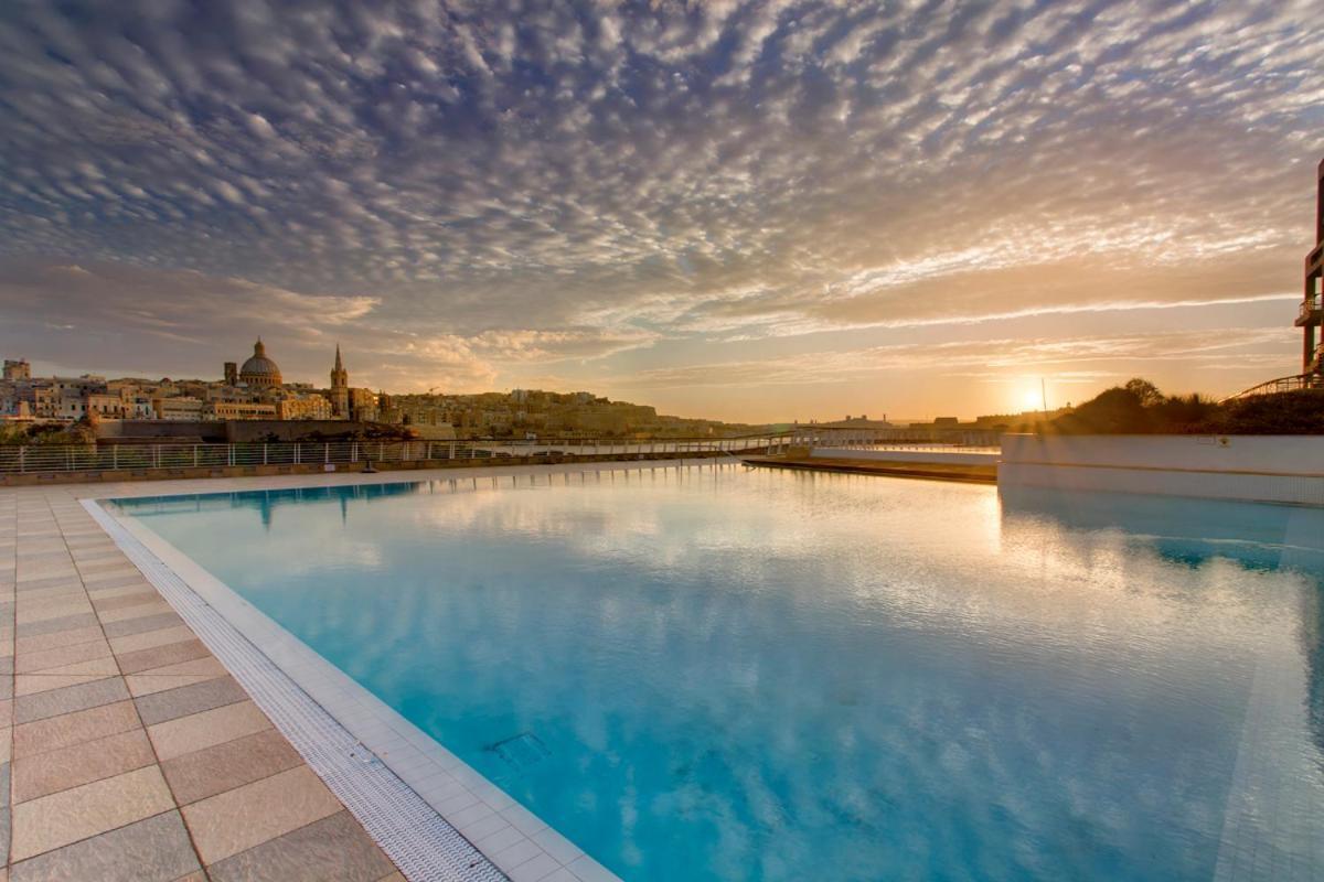 Luxurious Apt With Ocean Views And Pool In Tigne Point Sliema Luaran gambar